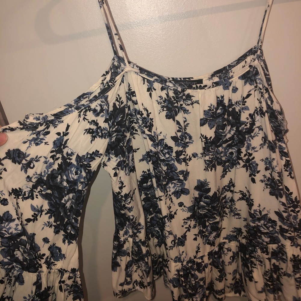 Off the shoulder ruffle bell sleeve tank top